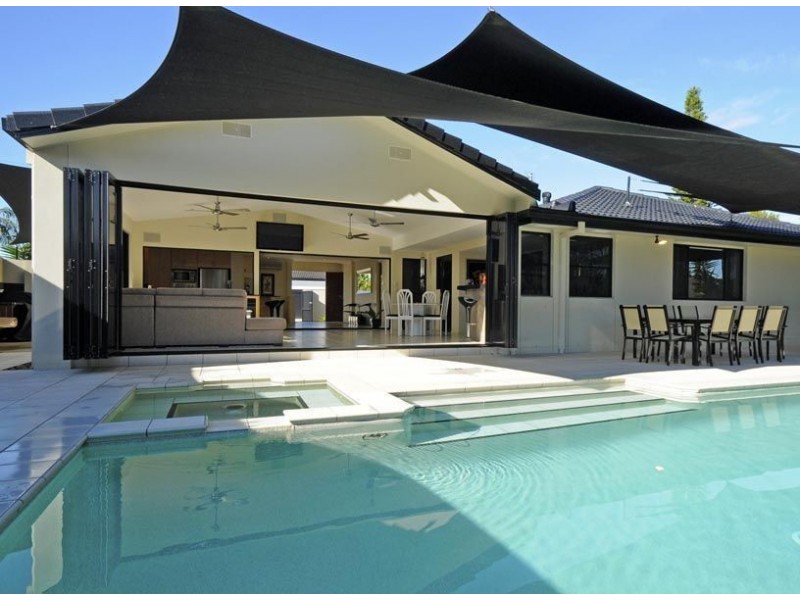 4 Reef Court, Mermaid Waters QLD 4218