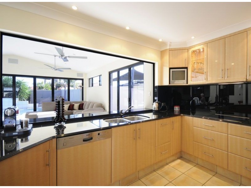 4 Reef Court, Mermaid Waters QLD 4218