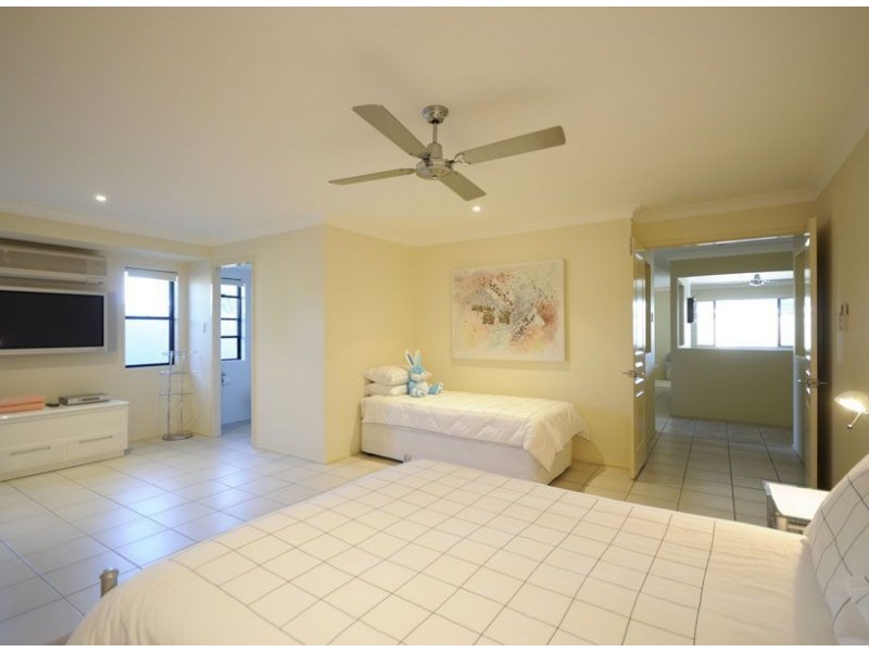 4 Reef Court, Mermaid Waters QLD 4218