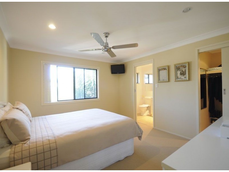 4 Reef Court, Mermaid Waters QLD 4218