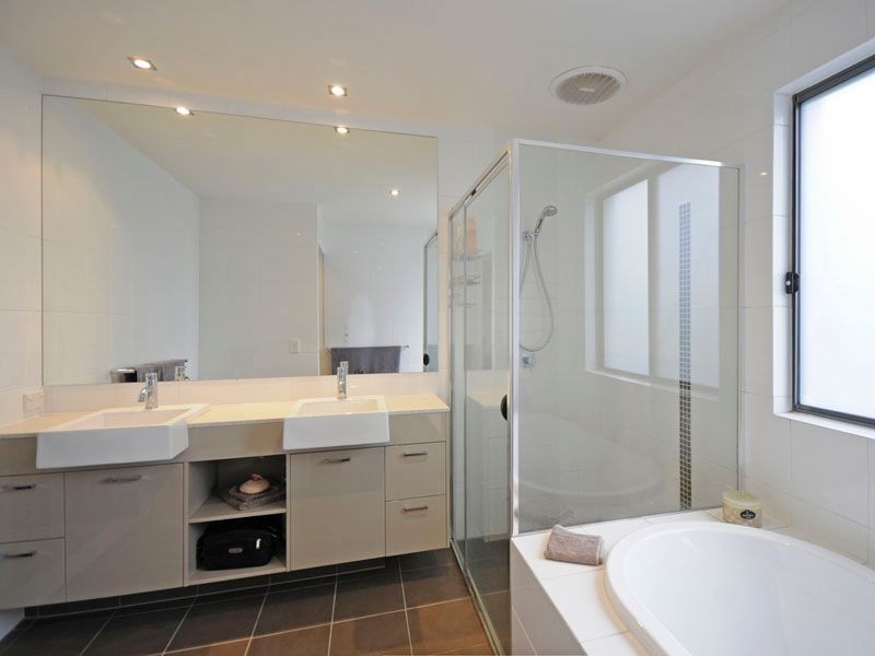 1/62 Heeb Street, Bundall QLD 4217