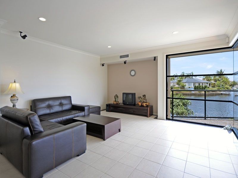 17 Karabella Court, Mermaid Waters QLD 4218