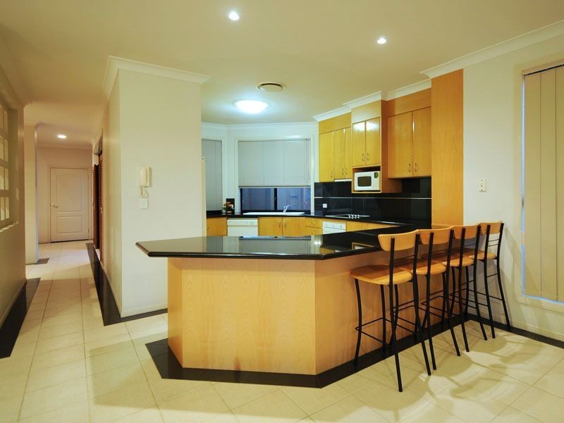 17 Karabella Court, Mermaid Waters QLD 4218