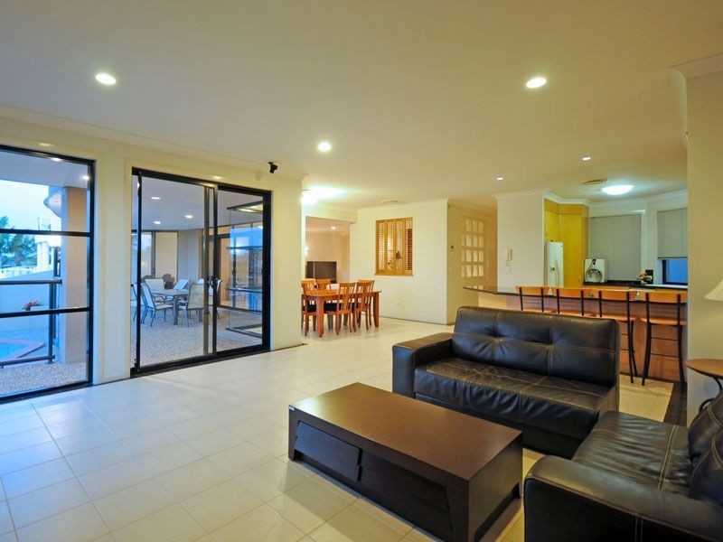 17 Karabella Court, Mermaid Waters QLD 4218