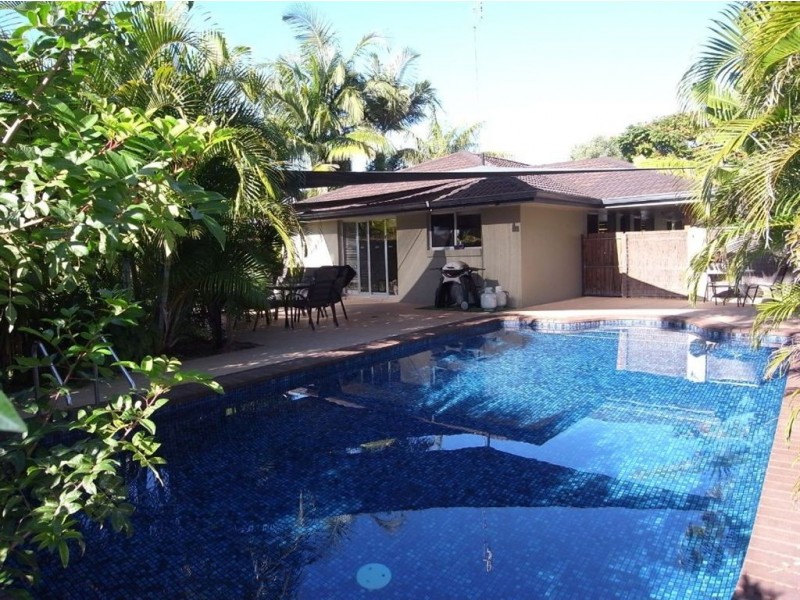 18 Lambros Drive, Benowa QLD 4217