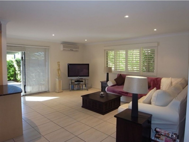 18 Lambros Drive, Benowa QLD 4217