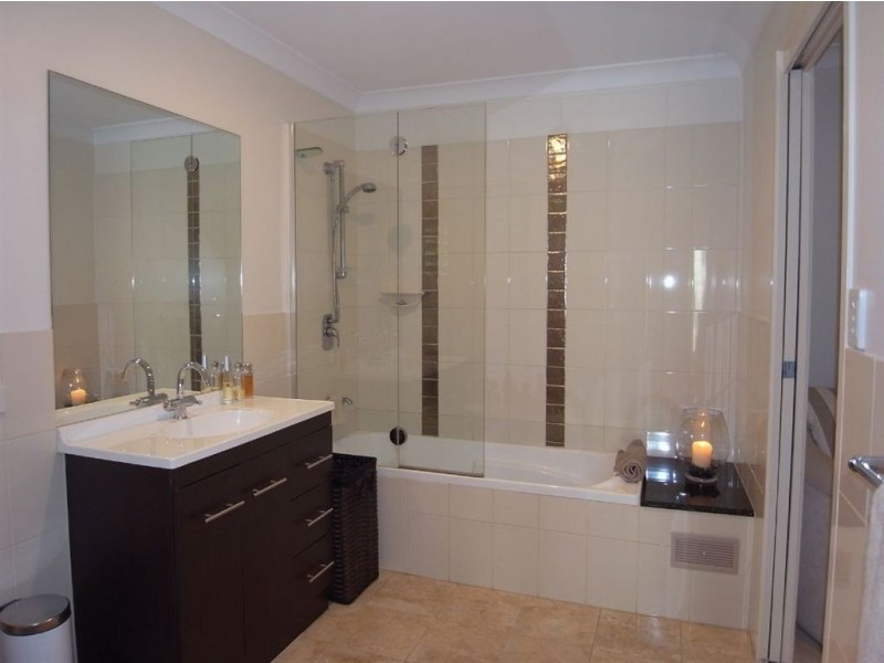 18 Lambros Drive, Benowa QLD 4217