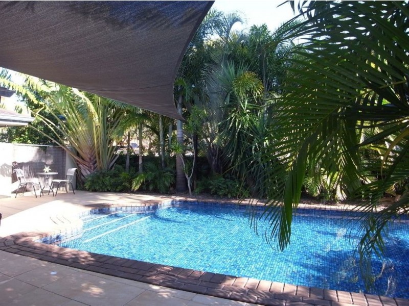 18 Lambros Drive, Benowa QLD 4217