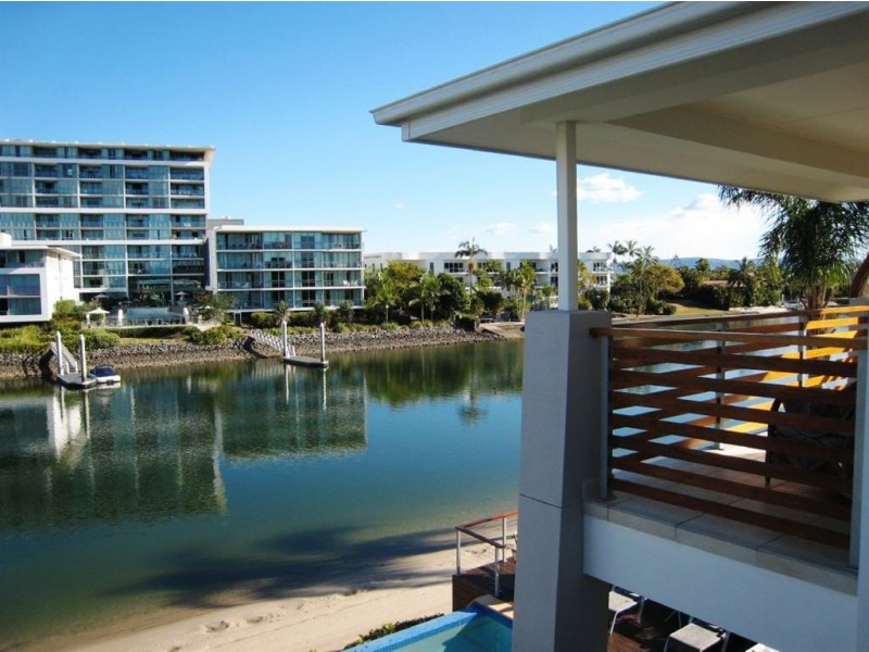 137 Allambi Ave, Broadbeach Waters QLD 4218