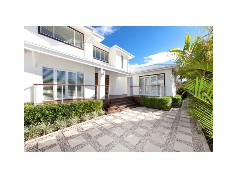 137 Allambi Ave, Broadbeach Waters QLD 4218