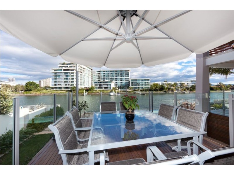 137 Allambi Ave, Broadbeach Waters QLD 4218