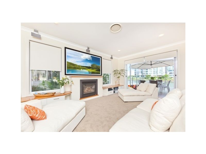 137 Allambi Ave, Broadbeach Waters QLD 4218