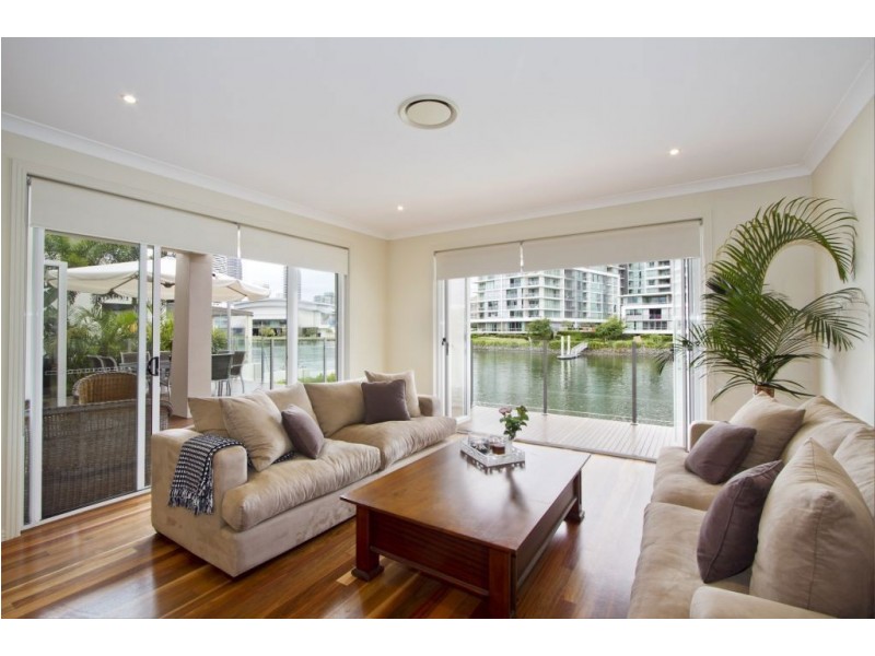 137 Allambi Ave, Broadbeach Waters QLD 4218