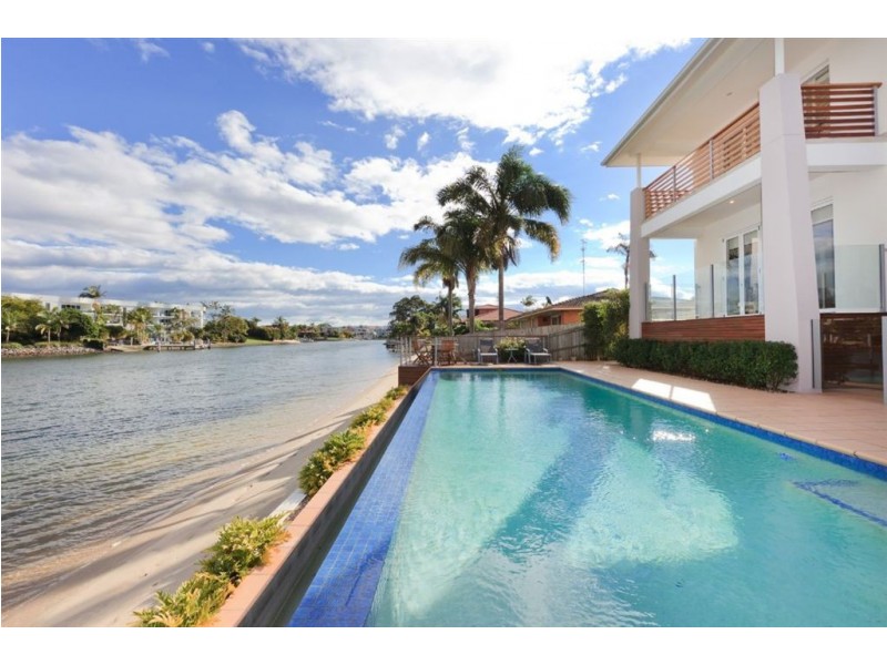 137 Allambi Ave, Broadbeach Waters QLD 4218