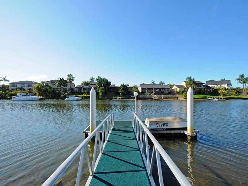 36 Selkirk Avenue, Benowa Waters QLD 4217