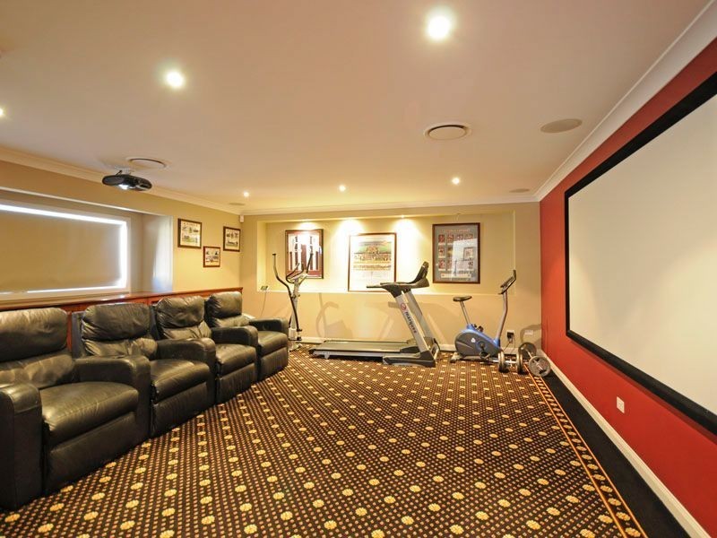 36 Selkirk Avenue, Benowa Waters QLD 4217