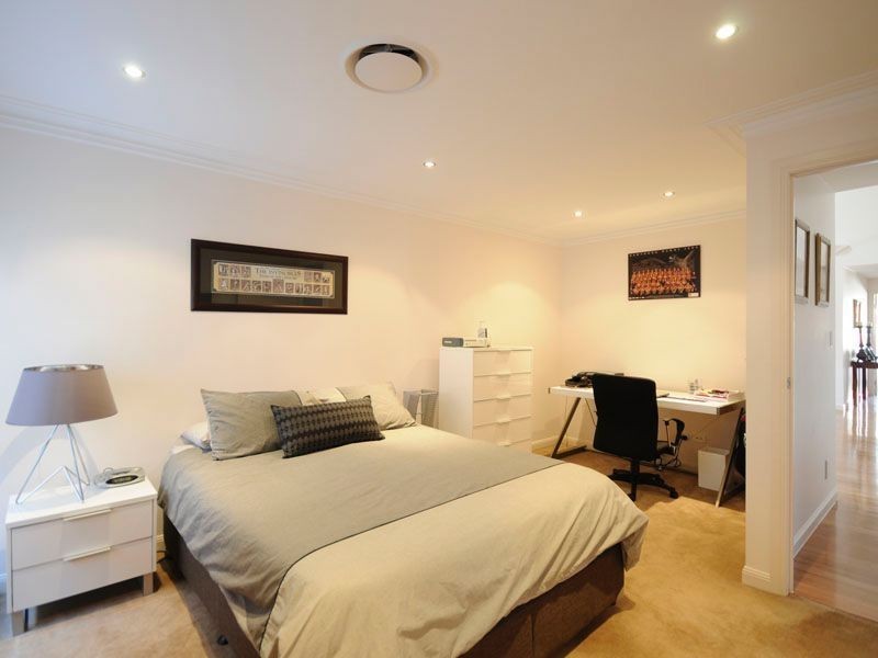 36 Selkirk Avenue, Benowa Waters QLD 4217