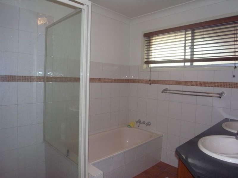 1 Lambros Drive, Benowa QLD 4217