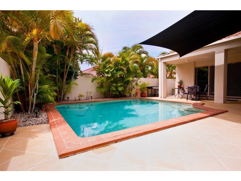 26 Abuthnot Pde, Benowa QLD 4217