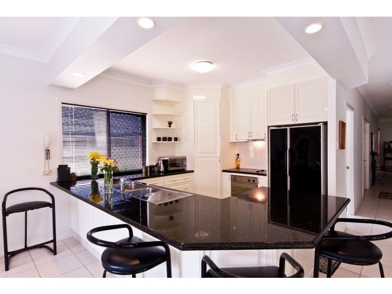 26 Abuthnot Pde, Benowa QLD 4217