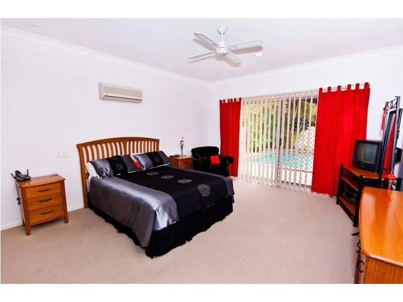 26 Abuthnot Pde, Benowa QLD 4217