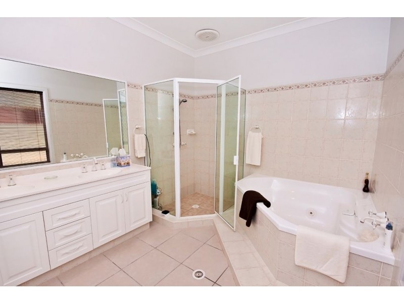 26 Abuthnot Pde, Benowa QLD 4217