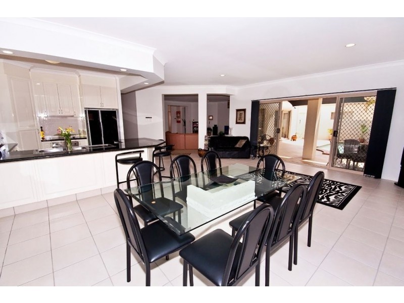 26 Abuthnot Pde, Benowa QLD 4217