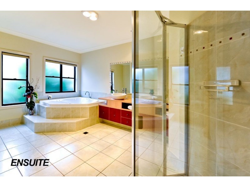 87 Edinburgh Road, Benowa Waters QLD 4217