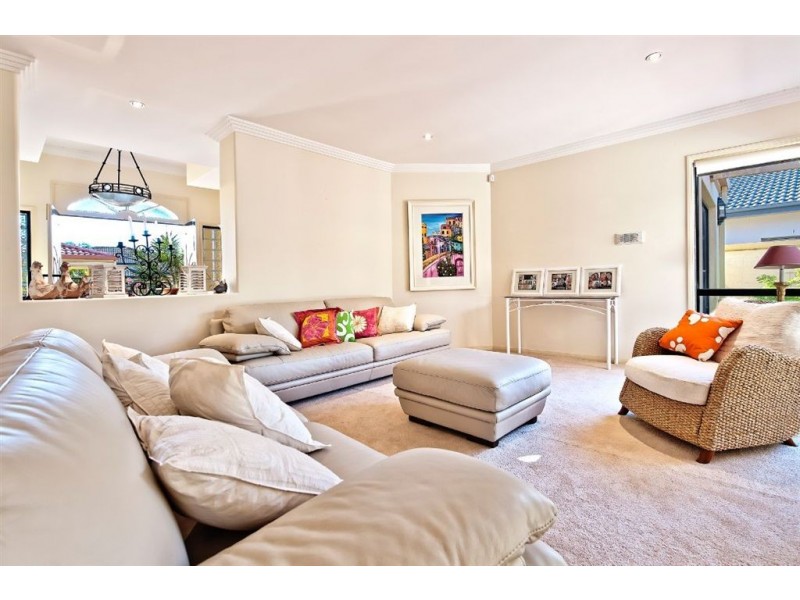 4 Renate Way, Benowa Waters QLD 4217