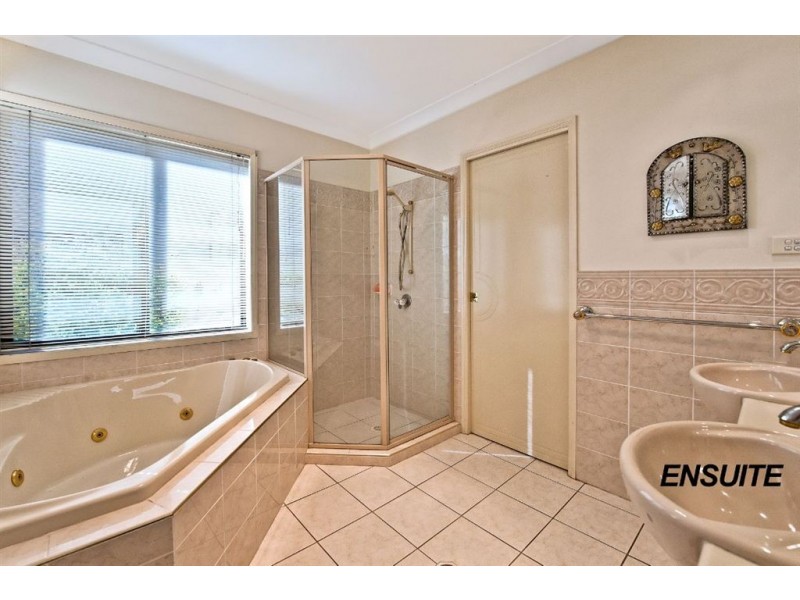 4 Renate Way, Benowa Waters QLD 4217
