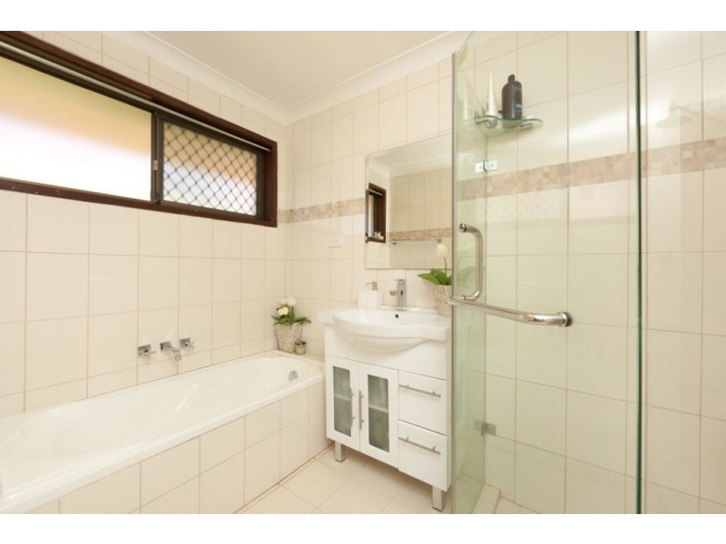 32 Lambros Drive, Benowa QLD 4217