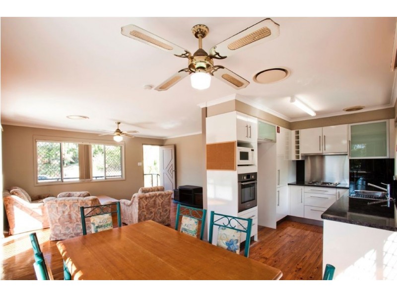 4 Tallowood Road, Ashmore QLD 4214