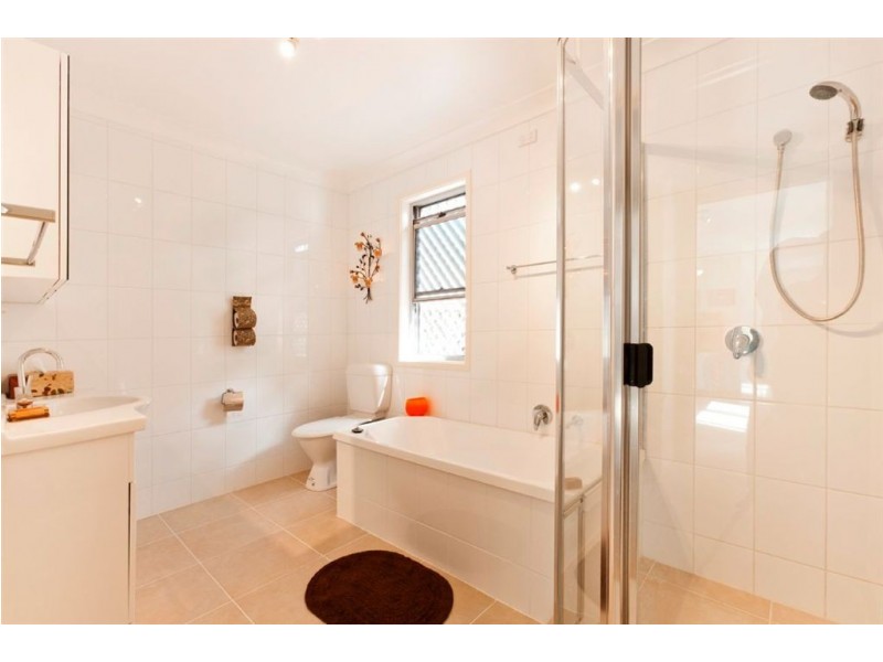 4 Tallowood Road, Ashmore QLD 4214