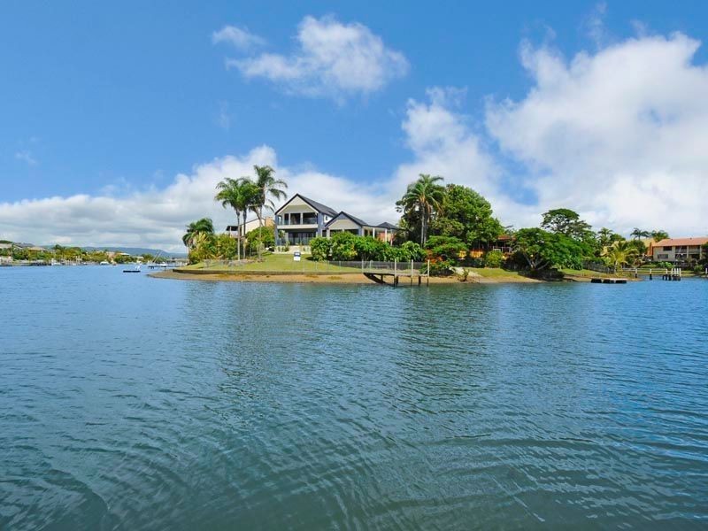 2 Glenbrook Avenue, Benowa Waters QLD 4217