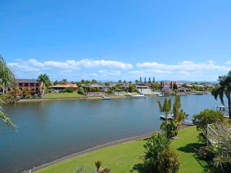 2 Glenbrook Avenue, Benowa Waters QLD 4217