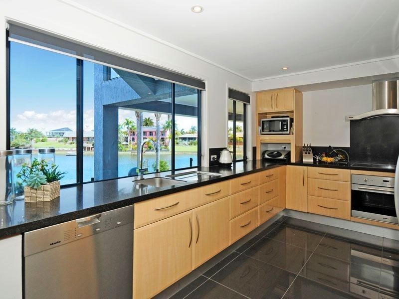 2 Glenbrook Avenue, Benowa Waters QLD 4217