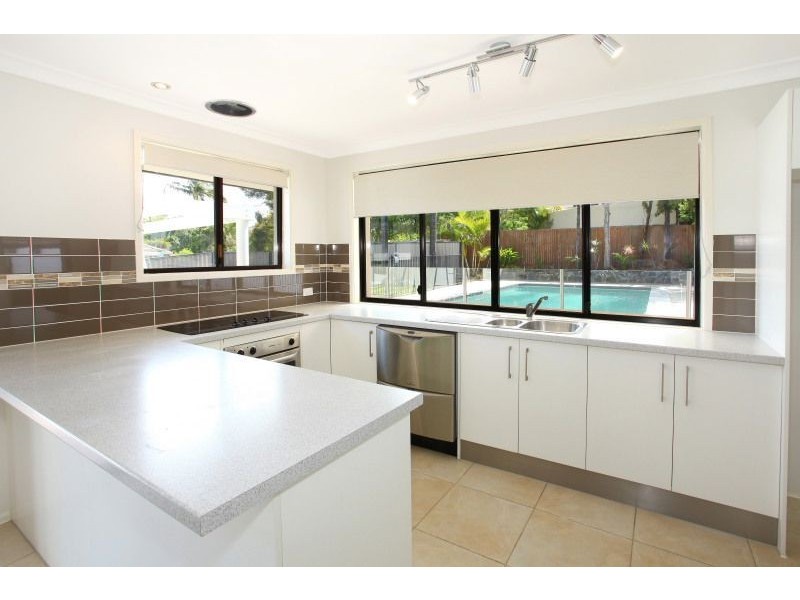 10 Ocean View Street, Benowa QLD 4217