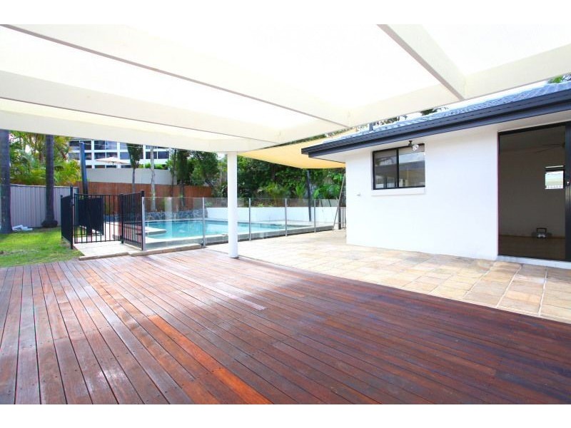 10 Ocean View Street, Benowa QLD 4217