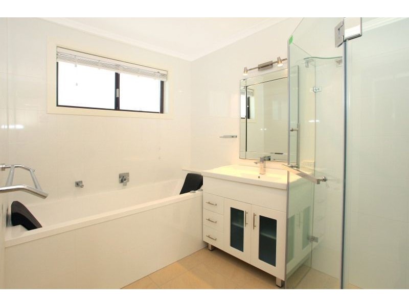 10 Ocean View Street, Benowa QLD 4217