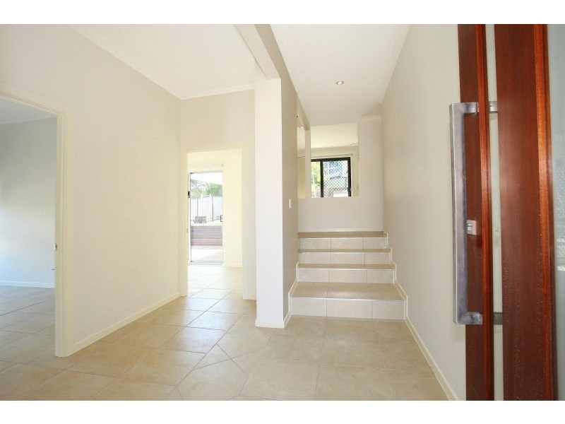 10 Ocean View Street, Benowa QLD 4217
