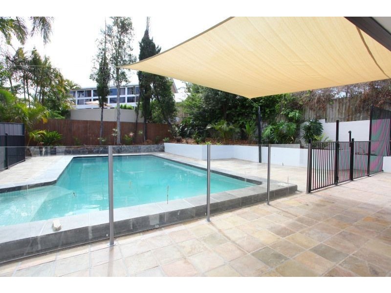 10 Ocean View Street, Benowa QLD 4217
