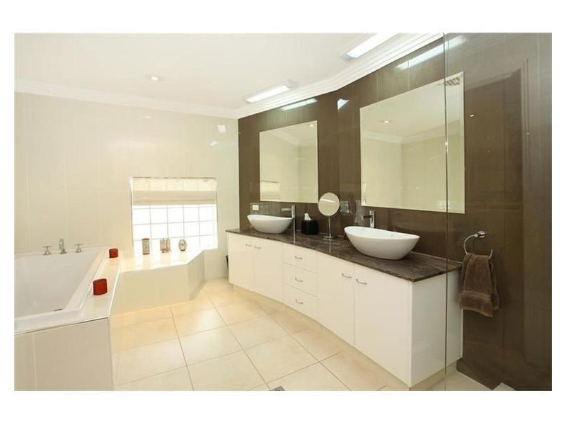 104 Edinburgh Road, Benowa QLD 4217