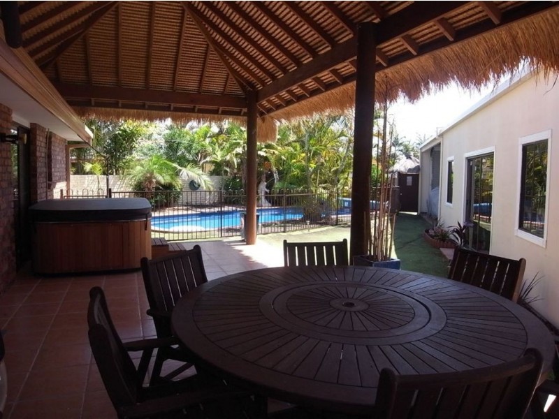 20 Ayrshire Avenue, Benowa QLD 4217