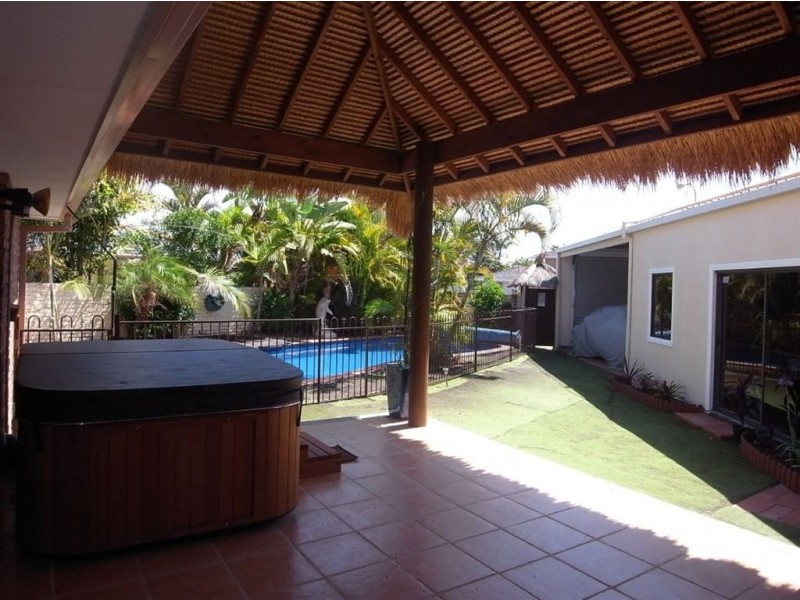 20 Ayrshire Avenue, Benowa QLD 4217