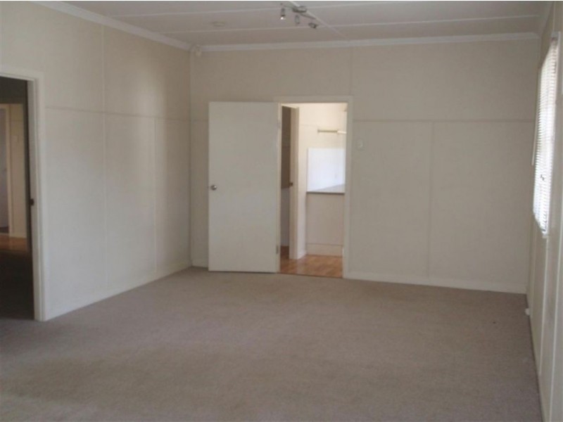 46 Deakin Avenue, Southport QLD 4215