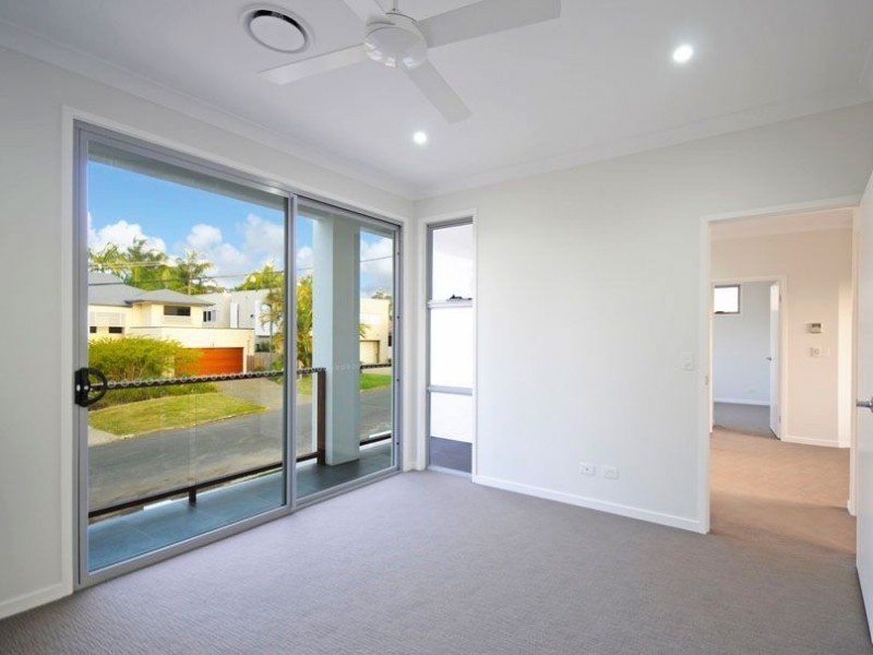 2/6 Sandown Avenue, Benowa QLD 4217