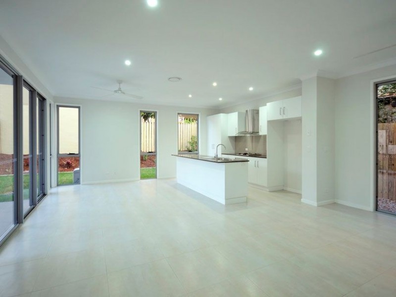 2/6 Sandown Avenue, Benowa QLD 4217