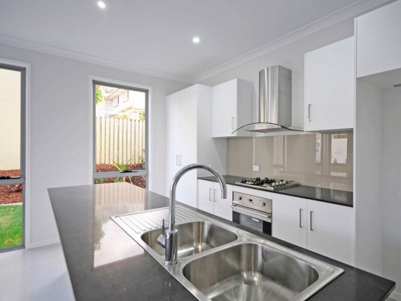 2/6 Sandown Avenue, Benowa QLD 4217