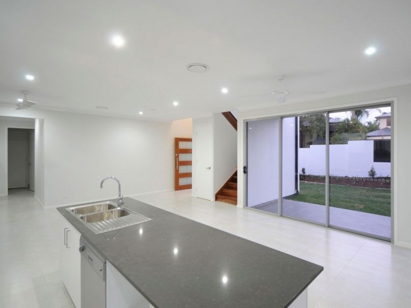 2/6 Sandown Avenue, Benowa QLD 4217