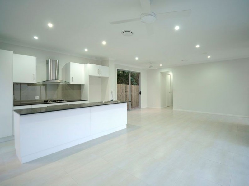 2/6 Sandown Avenue, Benowa QLD 4217